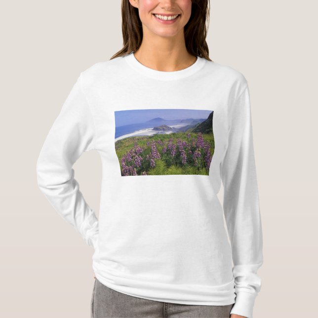 Lupine-Blume und zerklüftete Küste entlang T-Shirt (Vorderseite)