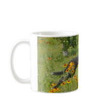 Lurcher courant par un gisement de fleur - tasse