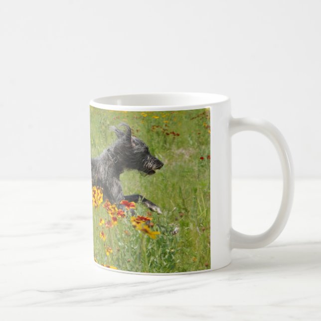Lurcher, der durch ein Blumen-Feld - Tasse läuft (Rechts)