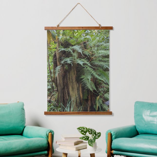 Lush Ferns Growing on Tree Stump Wandteppich Mit Holzrahmen (Wohnzimmer)