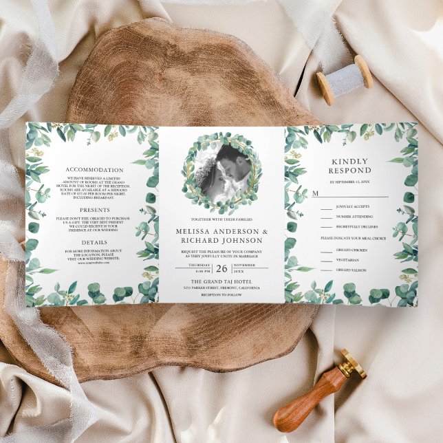 Lush Greenery Eucalyptus Blätter in einer Hochzeit Dreifach Gefaltete Einladung (Von Creator hochgeladen)