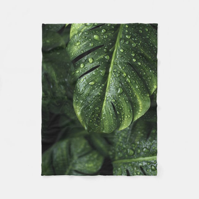 Lush Monstera Leaves with Morning Dew Drops Fleecedecke (Vorderseite)