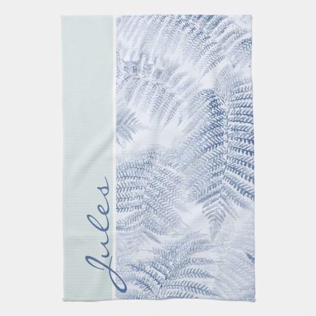 Lush Serene Blue Ferns auf Green Geschirrtuch (Vertikal)