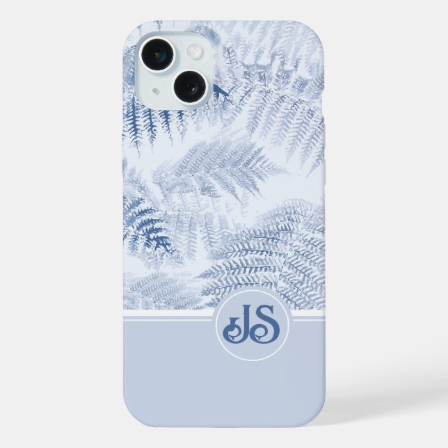 Lush Serene Blue Ferns Monogram Initials iPhone 15 Plus Hülle (Rückseite)