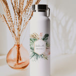 Lush Tropics Bridesmaid Wasserflasche Trinkflasche<br><div class="desc">Die Sammlung Lush Tropics ist eine wunderschöne und moderne Sammlung, die handbemalte tropische Pflanzen mit Aquarellmonstera und Blätter aus Palmen beherbergt. Die Farbpalette ist absolut atemberaubend, mit üppigen Grüntönen, zartem Erröten und edlem Gold, das ein perfektes tropisches Sommerambiente schafft. Jedes Element ist mit Aquarellen bemalt und verleiht dem Design ein...</div>