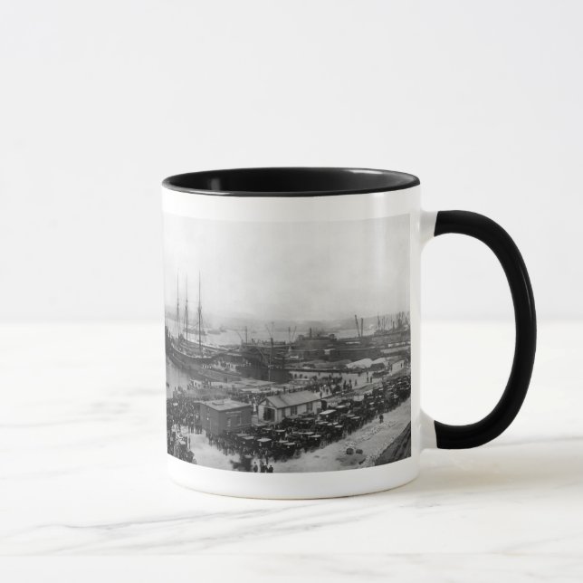 Lusitania kommt an tasse (Rechts)