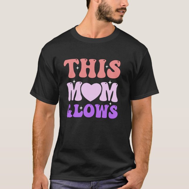 Lustig ,Diese Mutter leuchtet Frohen Muttertag Tee (Vorderseite)