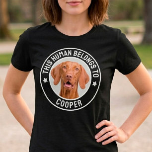 Lustig Dieser Mensch gehört zum Namen des Hundes H T-Shirt