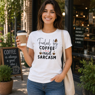 Lustig Durch Kaffee Und Sarkasmus T-Shirt