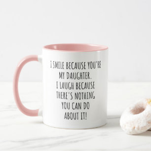 Lustig Ich lächle, weil du meine Tochter bist Tasse