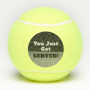 Lustig klatschen Sie Gespräch, das Sie gedienten Tennisbälle