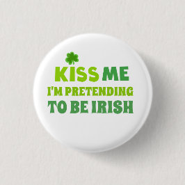 Lustig küssen Sie mich Tag St. Patricks Button