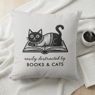 Lustig Leicht ablenkbar durch Bücher und Katzen Kissen