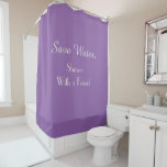 Lustig retten Sie Wasser Amethyst Duschvorhang<br><div class="desc">WÄHLEN Sie IHRE FARBE - dieser themed Duschvorhang der lustigen Erhaltung sagt,  dass "Wasser,  Dusche mit einem Freund retten Sie".  Text ist weg vom Weiß,  Nichterfüllungshintergrundfarbe ist amethyst Orchideenschatten von Lila.  Klicken fertigt zur Änderungsfarbe besonders an.  Alle Rechte vorbehalten © Alan 2015 u. Marcia Socolik.</div>