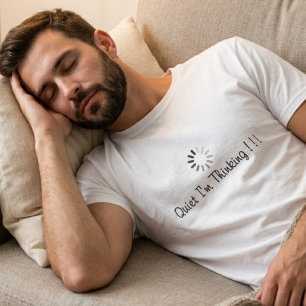Lustig Ruhig Ich Denke Schwarze Typografie T-Shirt