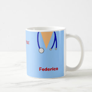 Lustig scheuert Krankenschwester-wunderlichen Kaffeetasse