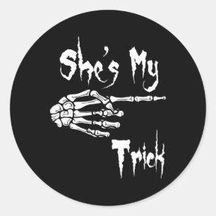 Lustig Sie ist mein Trick-Skelett-Halloween Easy C Runder Aufkleber
