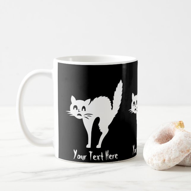 lustig wütende weiße Katze mit gewölbtem Rücken Kaffeetasse (Mit Donut)