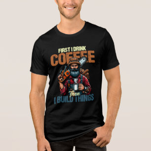 Lustig zuerst trinke ich Kaffee, dann baue ich Din Tri-Blend Shirt