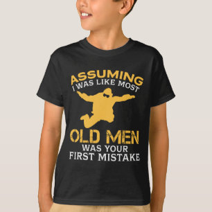 Lustige alte Männer, die das Fallschirmspringen li T-Shirt