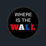 Lustige amerikanische Präsidentengestalt-Wand Button<br><div class="desc">Lustiger amerikanischer Präsidentengestalt-Wand-Knopf 

"Wo die Wand" in der großen mutigen roten,  weißen und blauen Schriftart ist 
Schwarzer Hintergrund 
Kundengerechte Farben</div>