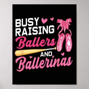 Lustige beschäftigte Erzieher von Ballspielern und Poster