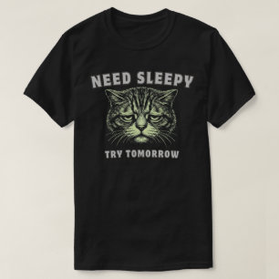 Lustige „Brauche Schlaf“ müde Katze Minimalist T-Shirt