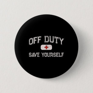 Lustige Camp-Krankenschwester außer Dienst Rette d Button