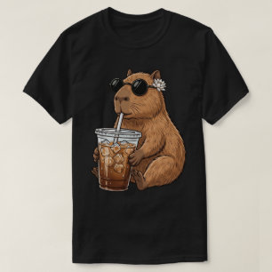 Lustige Capybara trinkt eisgekühlten Kaffee, süß u T-Shirt