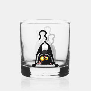 Lustige Cartoonfigur einer Katze auf dem Kopf Whiskyglas