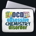 Lustige Chemie Laptopschutzhülle<br><div class="desc">Lustiges Chemielehrergeschenk, das OCD besessene Chemie-Störung nahe bei Wissenschaftsbechern voll Chemikalien für ein Experiment liest. Ein cooler Chemiemajor anwesend für einen Wissenschaftler.</div>