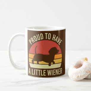 Lustige Dachshund-Mutter, stolz darauf, ein kleine Kaffeetasse