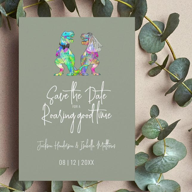 Lustige Dinosaurier Braut & Bräutigam Salbei Grün  Save The Date (Funny colorful T-Rex Dinosaur wedding save the date sage green and white invitation whimsical script)