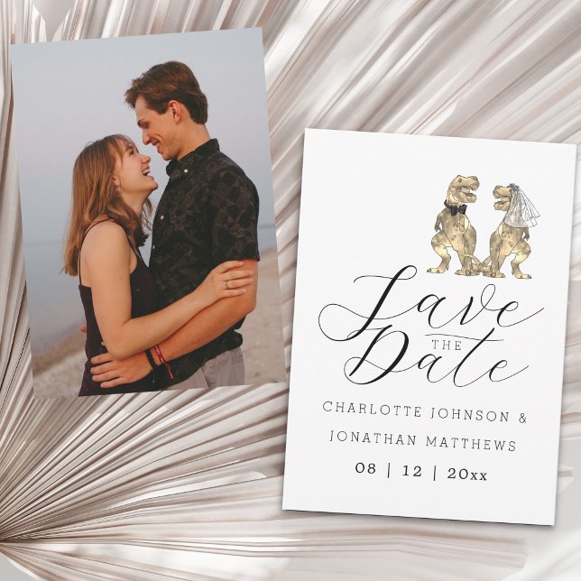 Lustige Dinosaurier Hochzeit Save The Date (Funny dinosaur theme wedding save the date photo card elegant script fun T-Rex dino bride & groom)