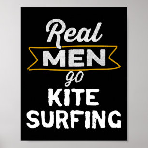 Lustige echte Männer gehen Kite-Surfen Strand Kite Poster
