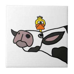Lustige Ente auf einem Kuh-Cartoon Fliese
