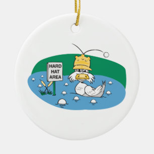 Lustige Ente mit Schutzhelm, die Golfbälle vermeid Keramikornament