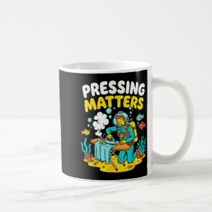 Lustige extreme Bügelns Taucher bügelt s Kaffeetasse