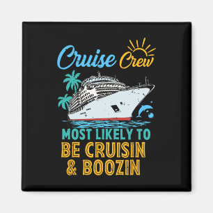 Lustige Familien-Kreuzfahrt-Crew, die am wahrschei Magnet