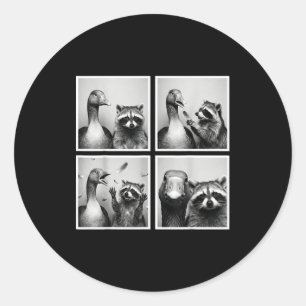 Lustige Gans und Waschbär-Fotobooth-Freunde Chaos Runder Aufkleber