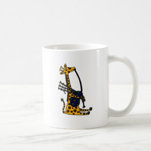 Lustige Giraffe, die Dudelsack-Kunst spielt Kaffeetasse