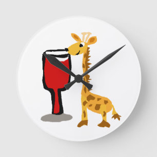 Lustige Giraffe, die Rotwein Cartoon trinkt Runde Wanduhr