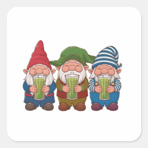 Lustige Gnome mit einem Matcha-Getränk Magisch  Quadratischer Aufkleber