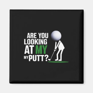 Lustige Golf-Stockfigur betrachtet meinen Putt Magnet