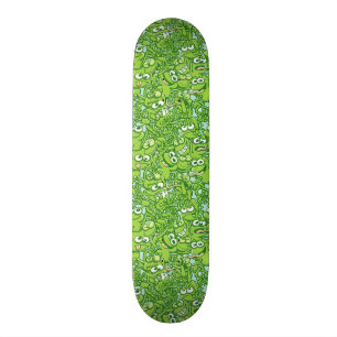 Lustige grüne Frösche verwickelt in einem Skateboard