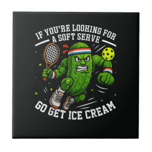 Lustige Gurke spielt Pickleball Fliese