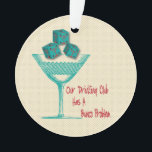 Lustige heraus trinkende Bunco Ornament<br><div class="desc">Spaß und niedliche retro Art Bunco Verzierung oder Preis. Eigenschaften drei glückliche Bunco Würfel, die in einem Trinkglas sitzen. Rot farbiger Text liest "unseren trinkenden Verein hat ein Bunco Problem". Spaß Bunco Weihnachtsbaumverzierung oder zeigen diese Verzierung in Ihrem Lieblingsarbeitsraum an.</div>