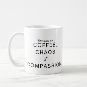 Lustige humorvolle Krankenschwester Kaffee und Mit Kaffeetasse