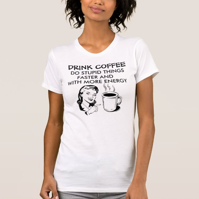 Lustige Kaffee-T - Shirts, tun dumme Sachen T-Shirt (Vorderseite)