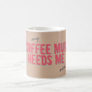 Lustige KAFFEE-TASSE BENÖTIGT MICH rosa Kaffeetasse